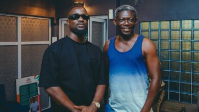 Sarkodie Visits Legendary Actor Agya Koo