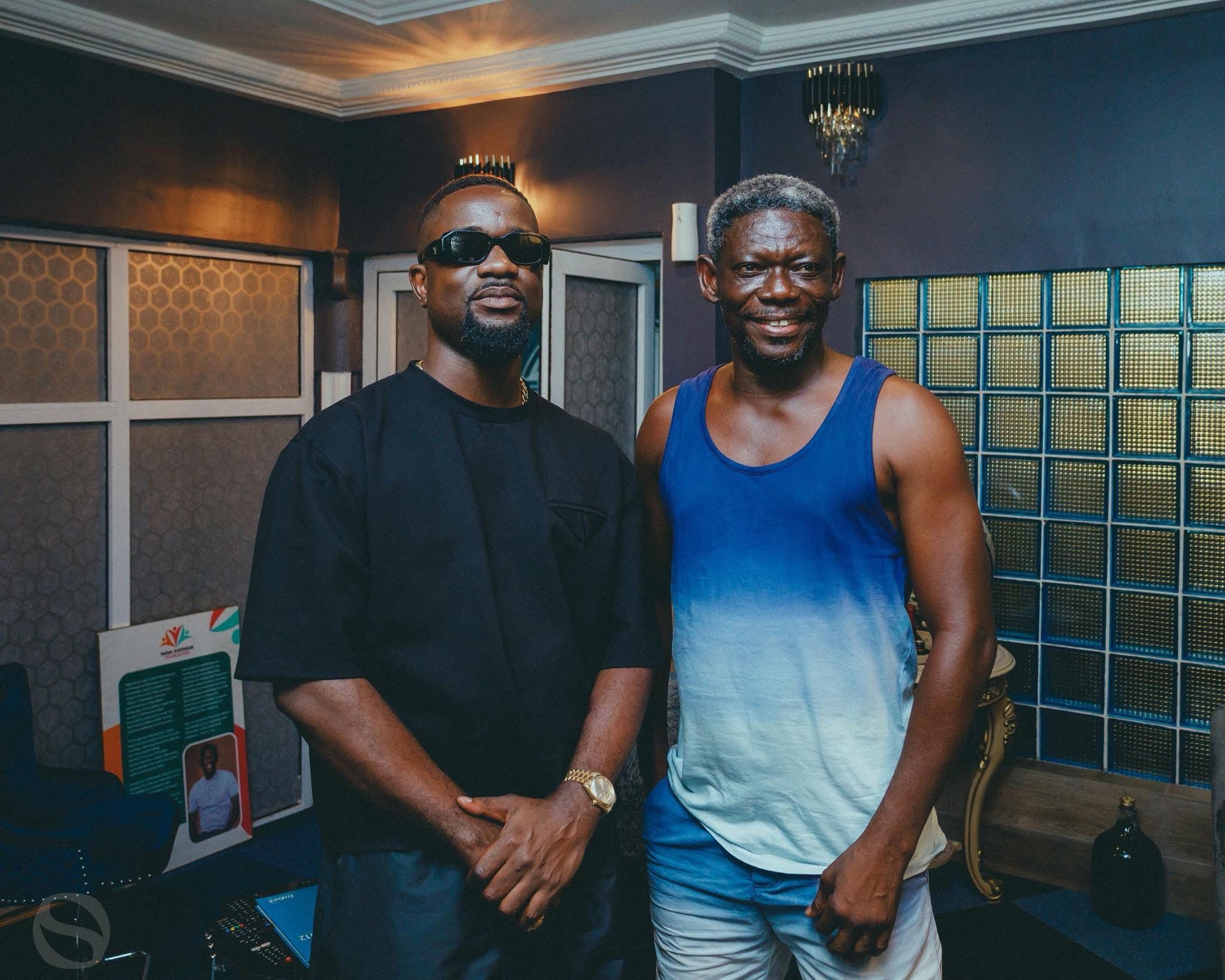 Sarkodie Visits Legendary Actor Agya Koo